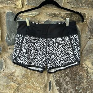 Lululemon Tracker Short III *4-way Stretch
Brushed Animal White Black / Black